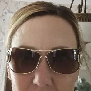Gucci Sunnies In EUC. Box Is Not In Great Shape First ever Gucci — and it hits different. ?️✨ Unboxing my  main image 3